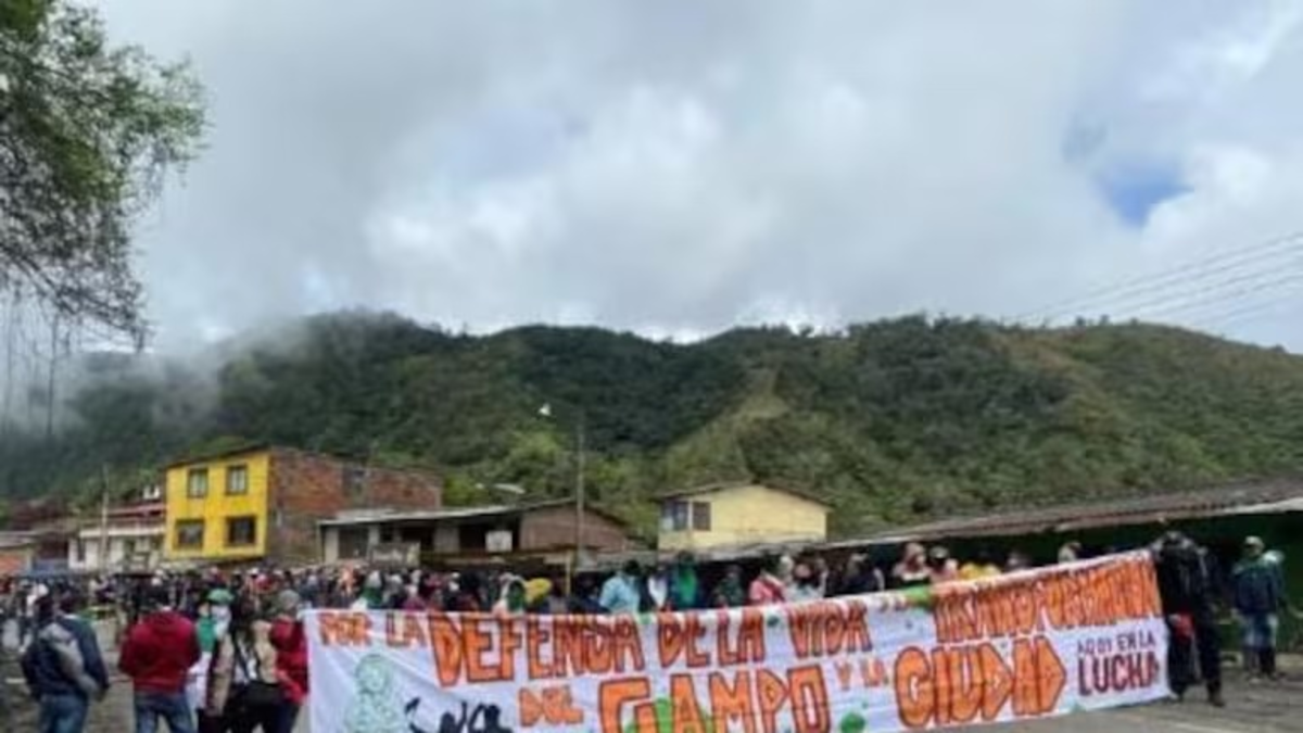 ¿Por qué persiste el bloqueo que mantienen las comunidades campesinas, indígenas y afro del Cauca en la Carretera Panamericana? Los sindicatos alertan de una posible crisis económica
– Desde dentro