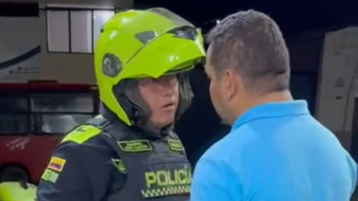 “Dime que te eche y te arrancaré”.
– Desde dentro