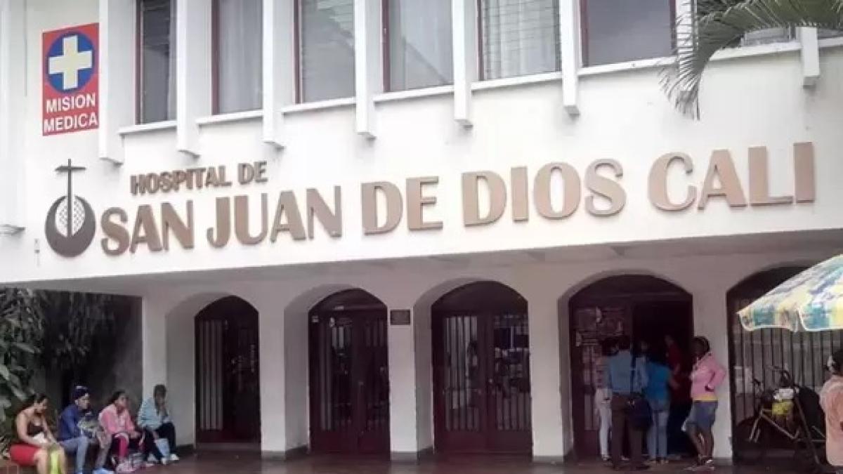 Los hombres llegaron con heridas por el ataque del sicario y comprometieron la misión médica.
– Desde dentro