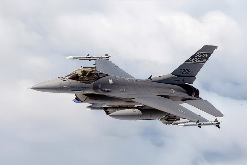 Creíamos que todo pasó gracias a los nuevos luchadores. El F-16 lleva 50 años en el aire y se sigue vendiendo como pan caliente

 – Desde dentro