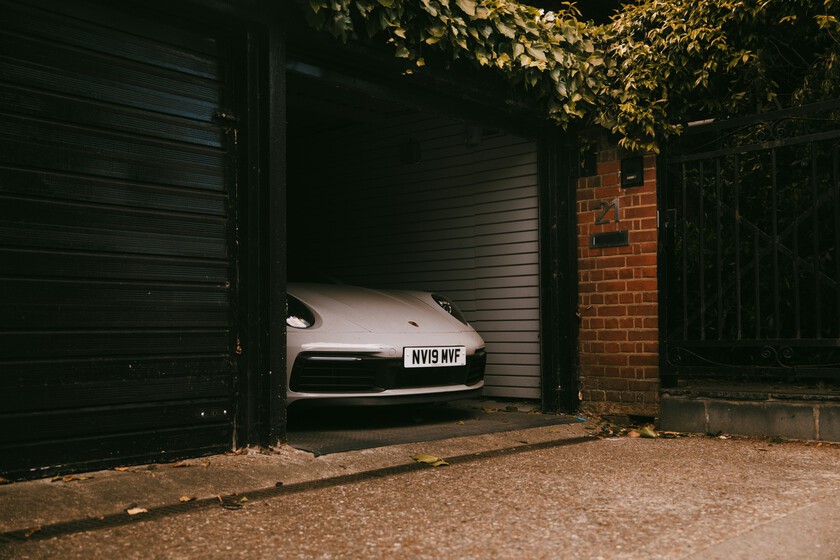 el de los inspectores y propietarios de garajes cerrados

 – Desde dentro