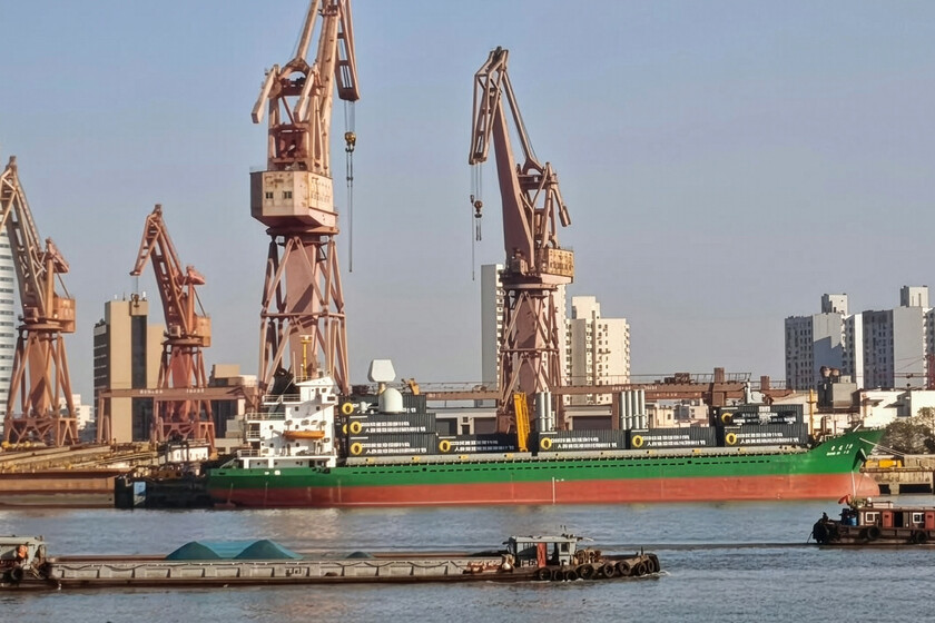 Barcos civiles que se pueden convertir en lanzacohetes.

 – Desde dentro