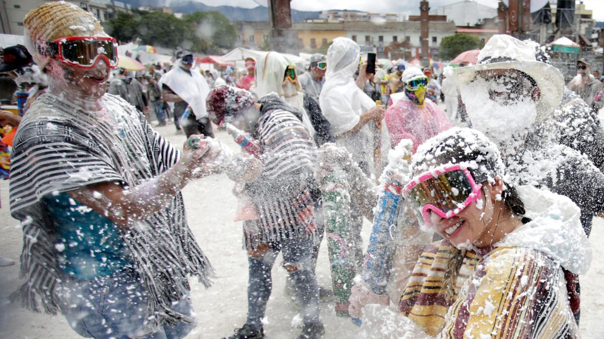 Un juzgado de Pasto ordenó suspender el talco durante el Carnaval de Blancos y Negros, pero la Alcaldía lo permitirá con algunas restricciones

 – Desde dentro