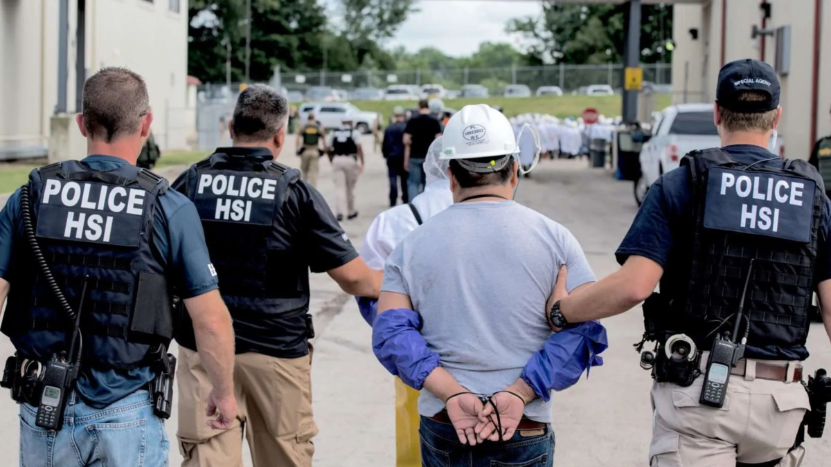 «Hay que buscarlo, encontrarlo y deportarlo»

 – Desde dentro