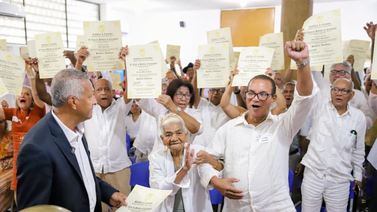 Después de medio siglo de espera, la promoción 1975 del Liceo de Bolívar de Cartagena «Los Rebeldes» realizó su acto de graduación

 – Desde dentro