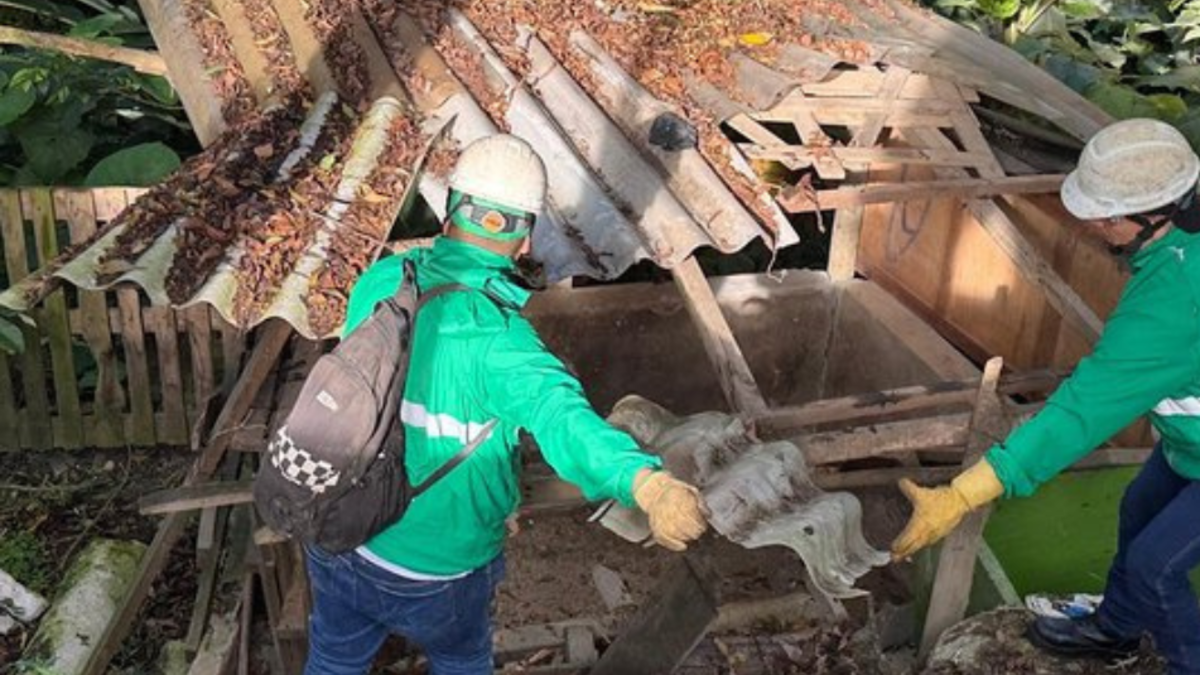 Destruyen casetas ilegales utilizadas para estacionamiento, ventas y eventos clandestinos en el municipio de 1 Medellín

 – Desde dentro