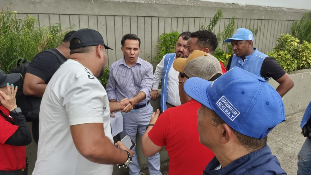 Empleados de bares, discotecas y restaurantes protestan contra el horario de cierre

 – Desde dentro