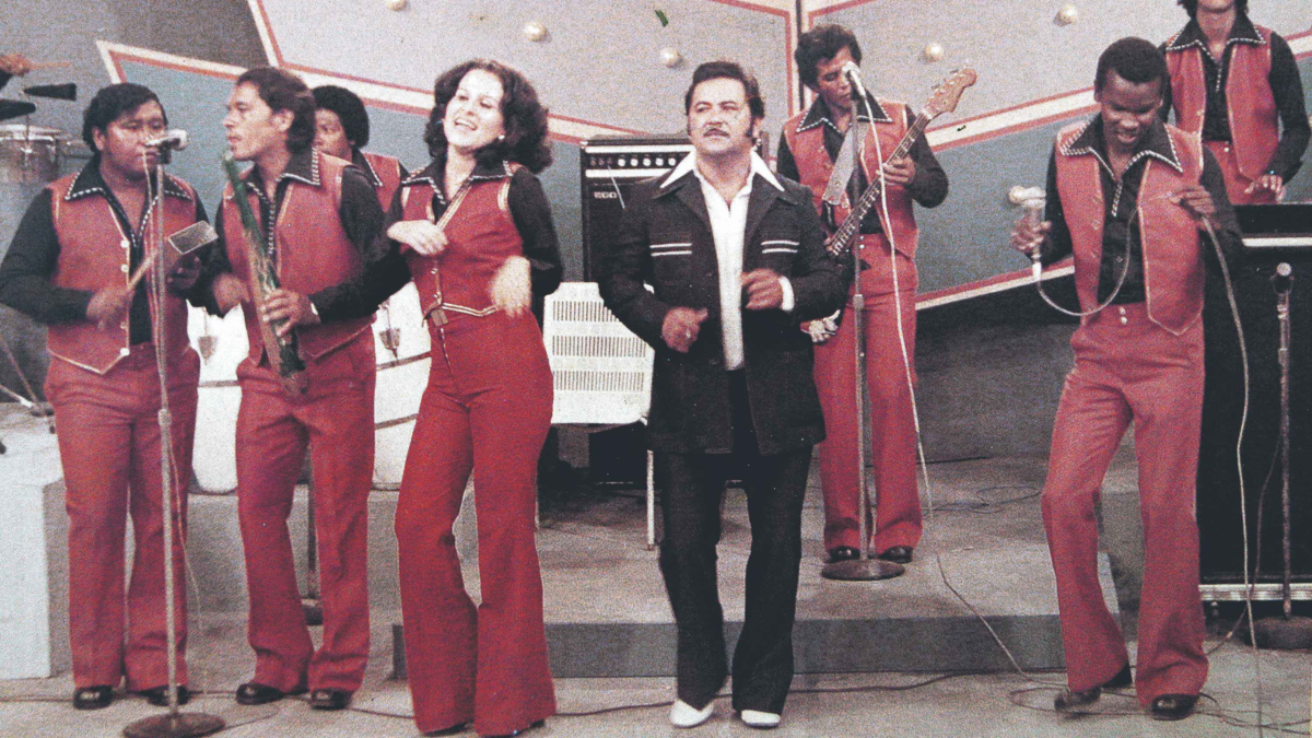 Lleva 60 años encendiendo velas y comenzando la Navidad

 – Desde dentro