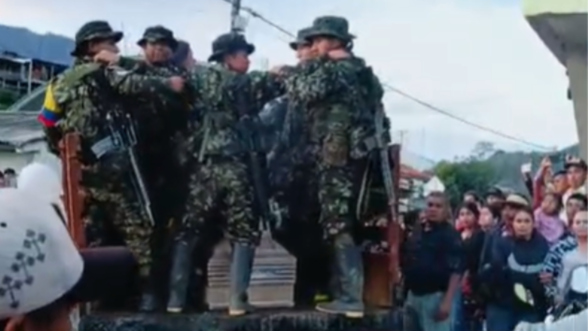 Con pólvora y música se despidieron del seudónimo El Flaco, un disidente traficante de explosivos que murió en un ataque a una comisaría del Huila

 – Desde dentro