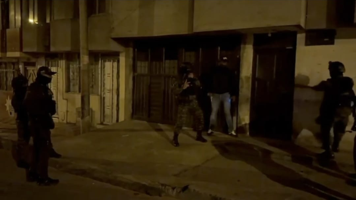 Exigió grandes sumas de dinero para su devolución.

 – Desde dentro