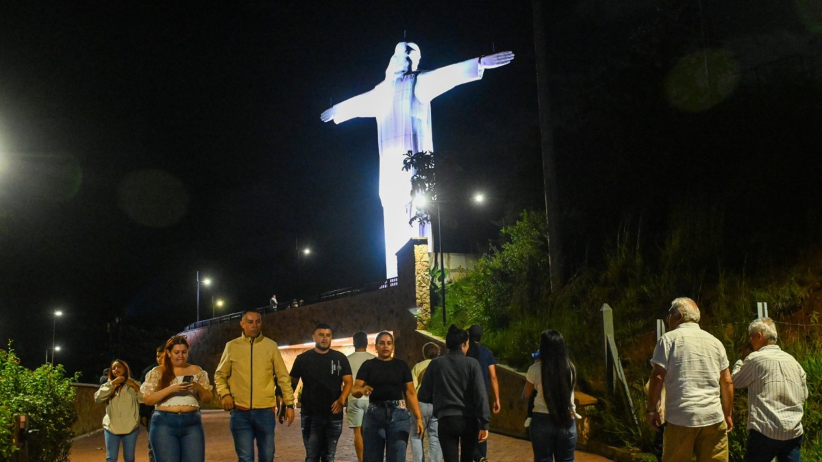 Horarios ampliados, acceso gratuito y mayor seguridad dan vida al icónico mirador de Cali

 – Desde dentro