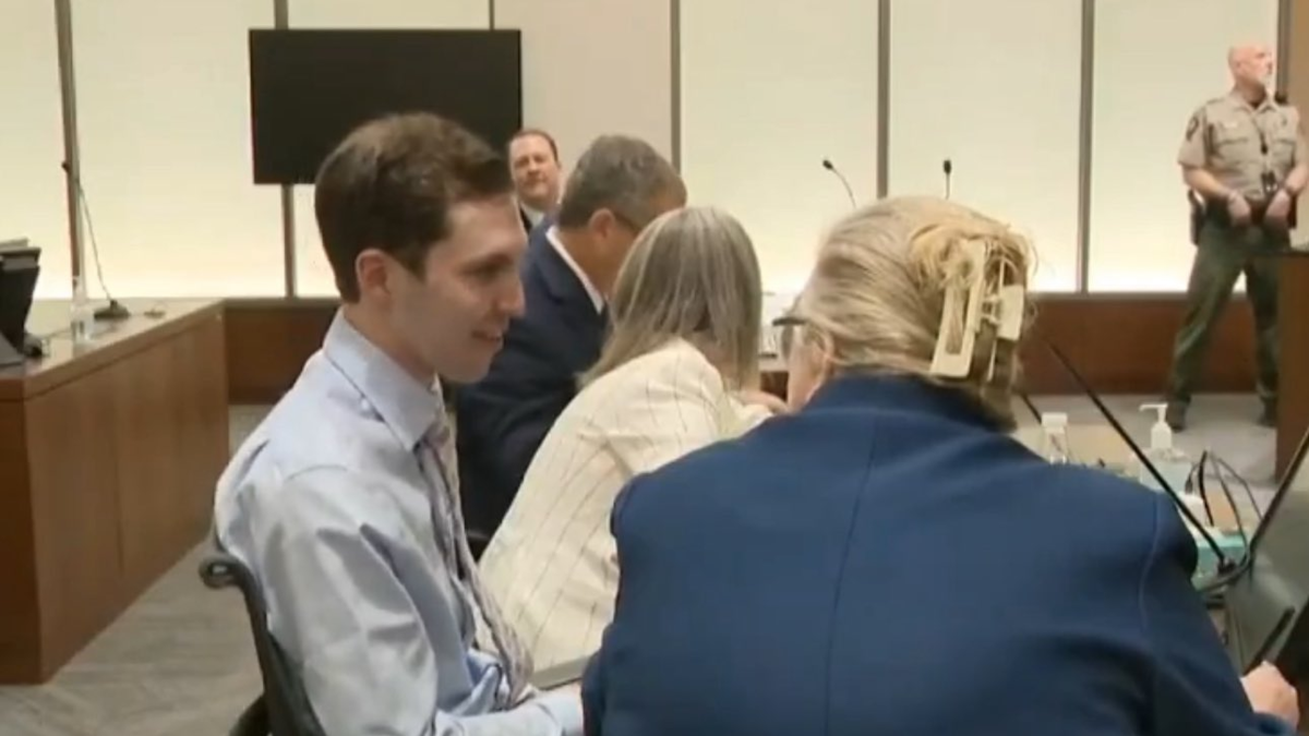 El asesino acusado Charlie Kirk se ríe con sus abogados durante su primera comparecencia personal ante el tribunal

 – Desde dentro