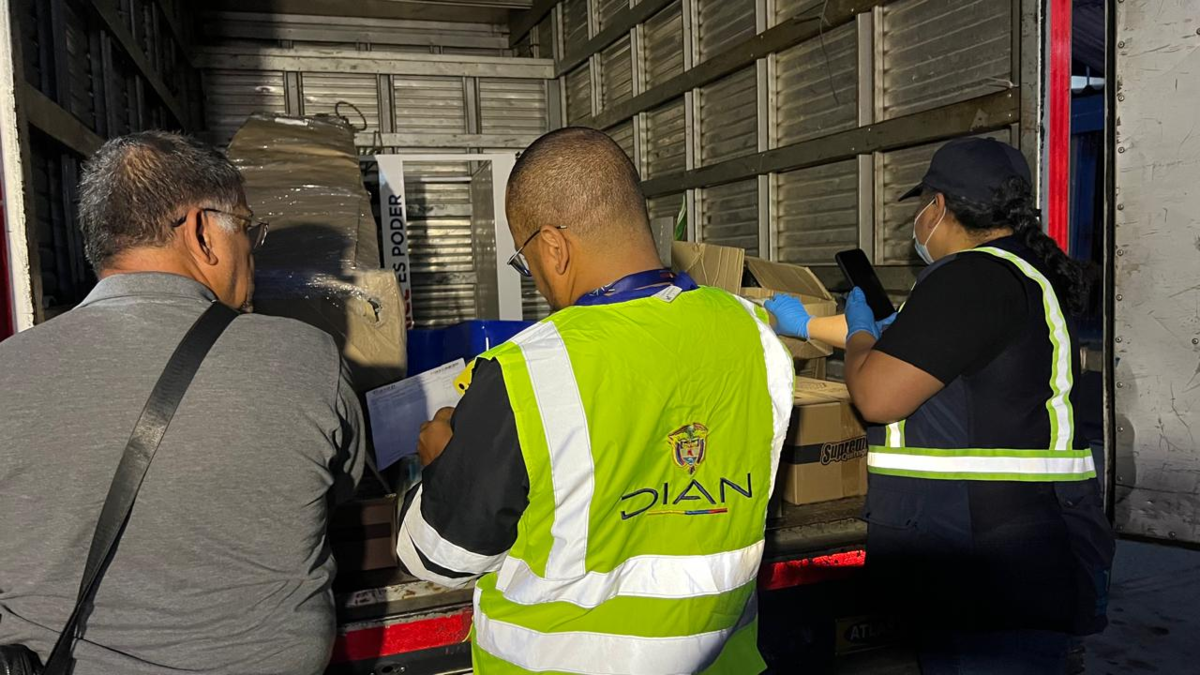 El «Plan Navidad», el operativo anticontrabando de la Dian a nivel nacional, llegó al parque Las Delicias de Cali: confiscan alcohol y cosméticos

 – Desde dentro