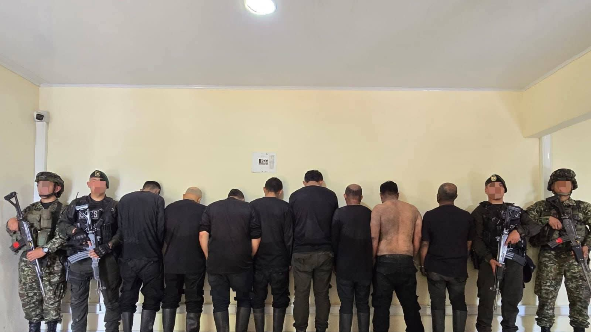 Un comando armado formado por 34 personas buscaba piedras de depósito valiosas

 – Desde dentro