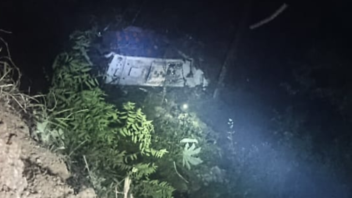 El vehículo quedó destruido en el fondo del abismo

 – Desde dentro