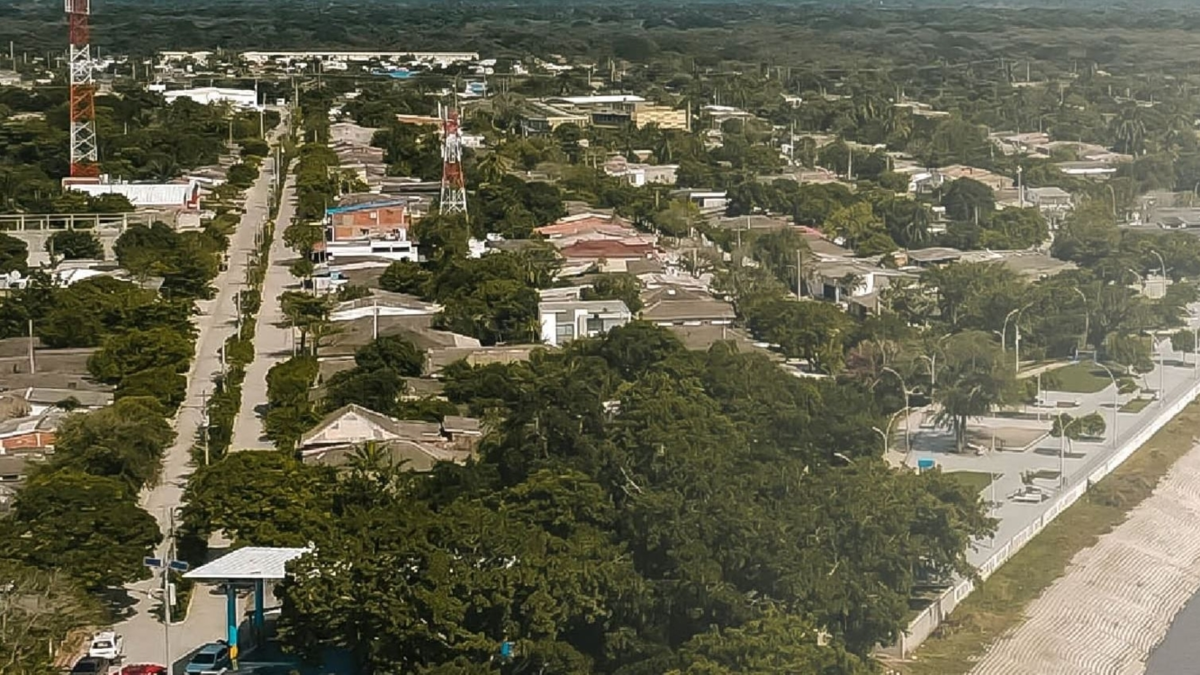 Lo más probable es que irrumpieran en sus casas para robarles.

 – Desde dentro