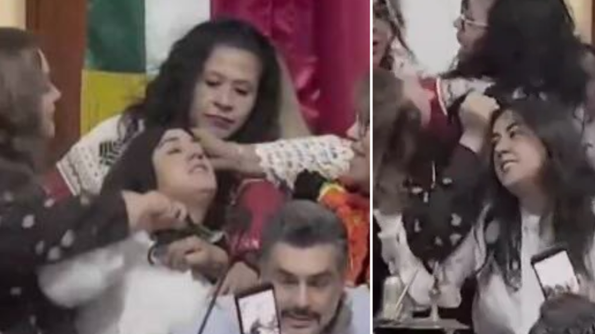 los representantes terminaron empujándose y tirándose del pelo

 – Desde dentro