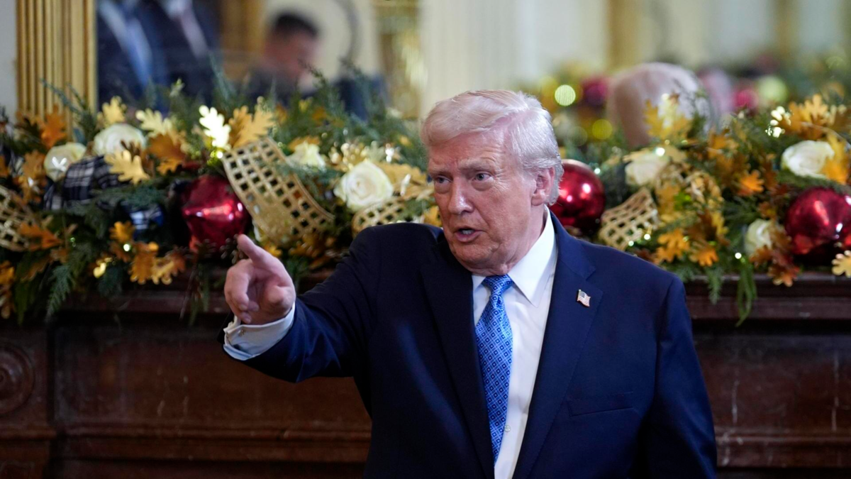 El presidente Donald Trump busca revocar la ciudadanía estadounidense a personas que la obtuvieron por presunto fraude o irregularidad

 – Desde dentro