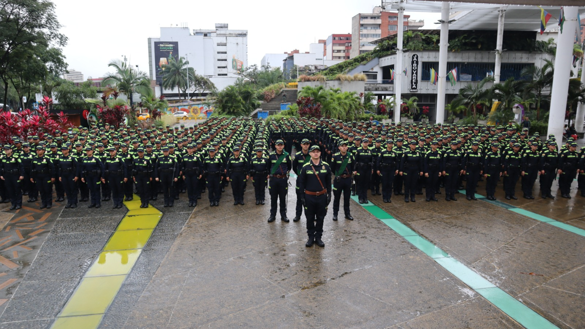 Se incorporan 400 nuevos policías de forma permanente y otros 800 para garantizar la seguridad en la feria de Cali

 – Desde dentro