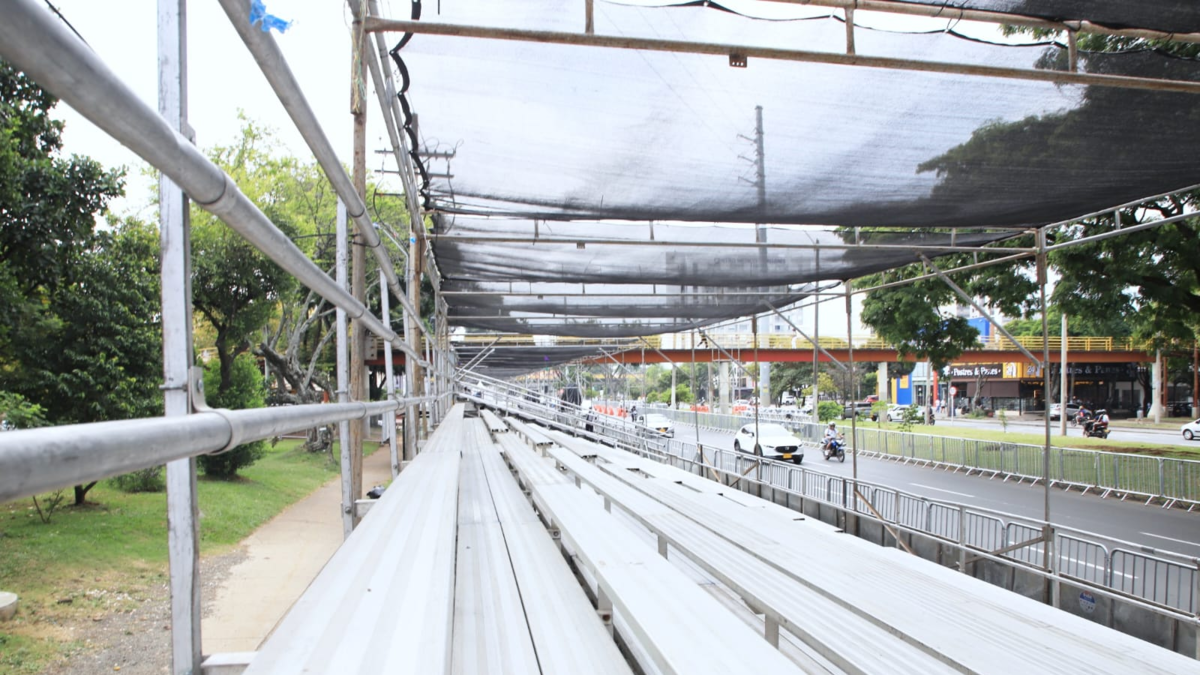A pocas horas de que comience la emoción de la Feria del Salsódromo de Cali, avanza el montaje de stands para el desfile

 – Desde dentro