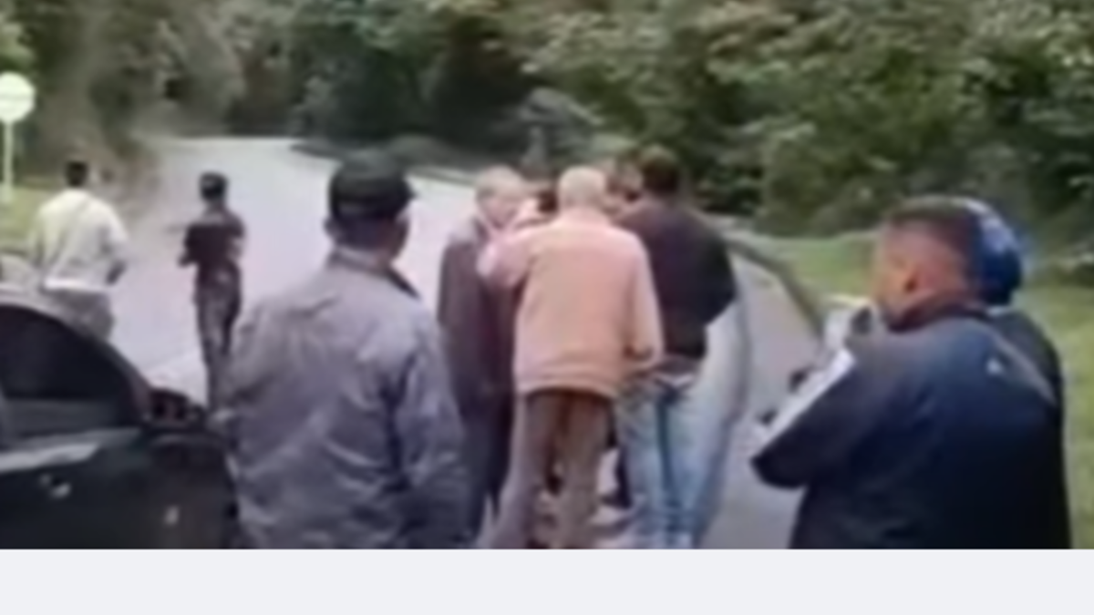 Los viajeros quedaron en medio de una pelea entre disidentes de las FARC y el ejército en la Carretera Panamericana: «¡Están peleando allí!»

 – Desde dentro