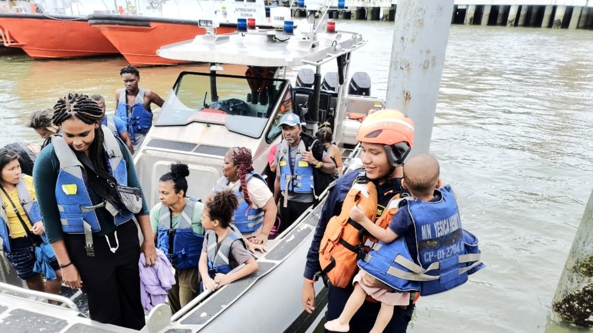 hombres, mujeres y tres niños temían por sus vidas tras 9 horas a la deriva; Esta fue su salvación

 – Desde dentro