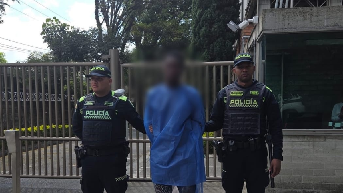 Un hombre armado con un cuchillo entró a la casa y agredió a seis personas

 – Desde dentro