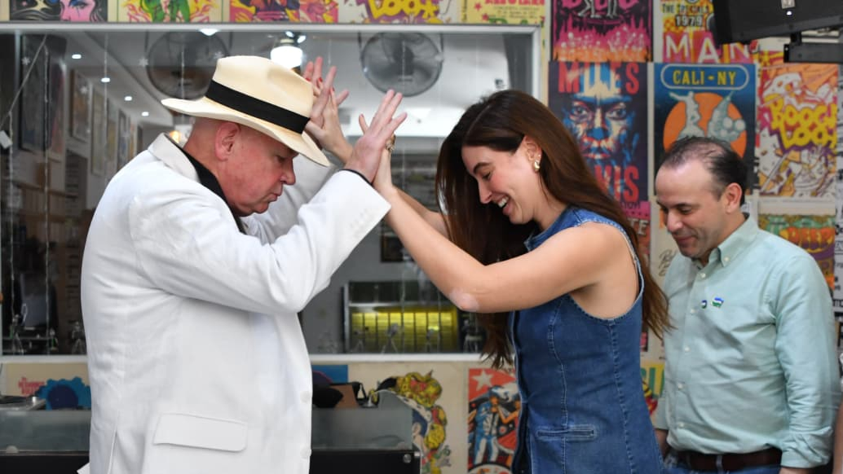 Se trató de una visita a Cali de John McNamara, encargado de negocios de la Embajada de Estados Unidos.

 – Desde dentro