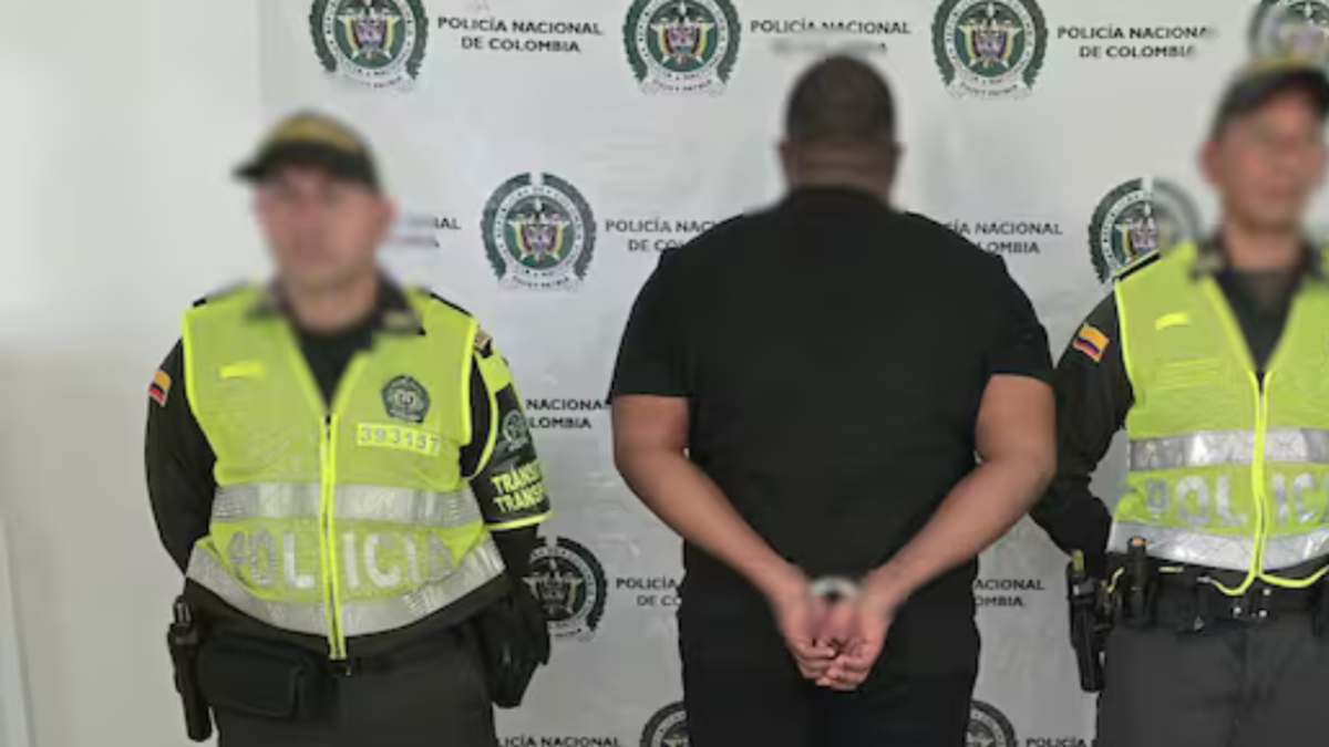 Las autoridades confiscaron el dinero.

 – Desde dentro