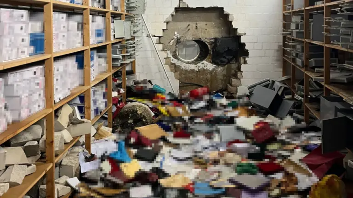 Los ladrones utilizaron un taladro para entrar en la bóveda.

 – Desde dentro