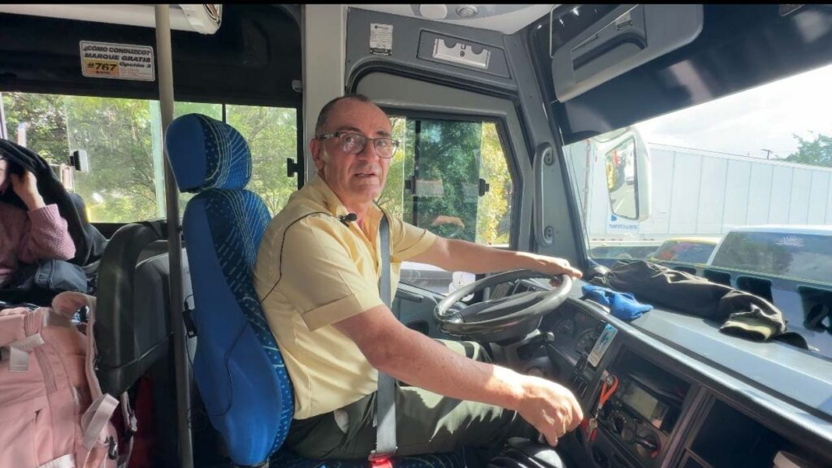 De esta manera, “El Padre” recorre los caminos de Antioquia transformando su autobús en un lugar de devoción, protección y servicio.

 – Desde dentro