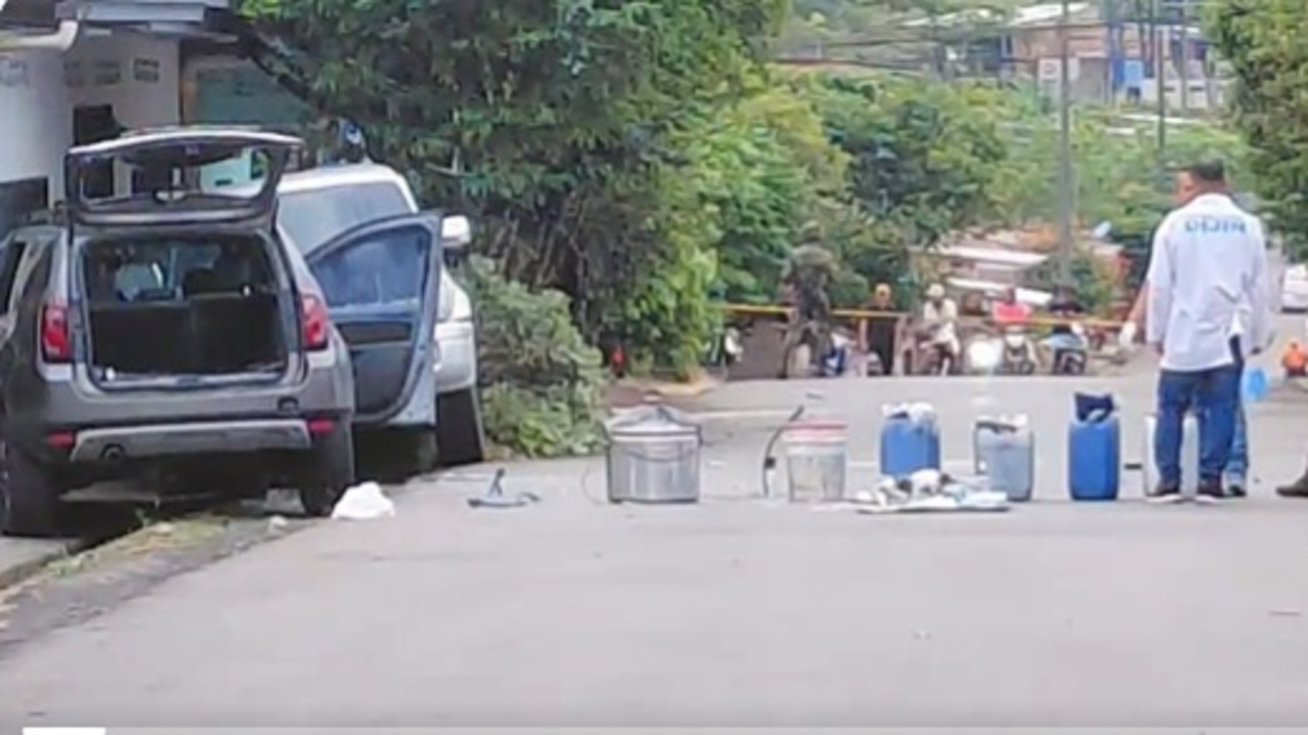 Había explosivos en la camioneta.

 – Desde dentro