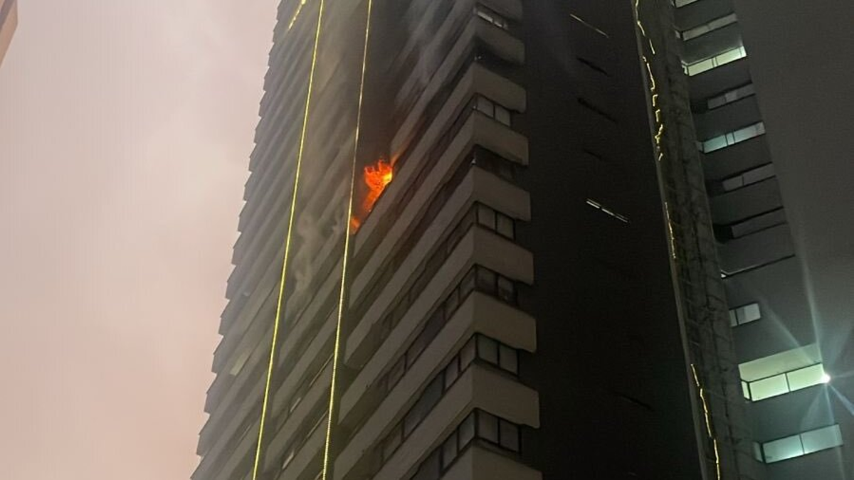 Lo que se sabe del incendio del piso 14 que obligó a evacuar a 240 personas en Medellín

 – Desde dentro