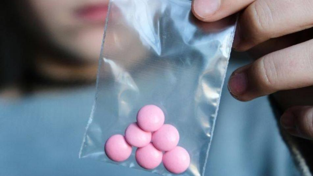 Un niño de 9 años murió tras tomar en la calle una pastilla rosa que contenía 2CB

 – Desde dentro