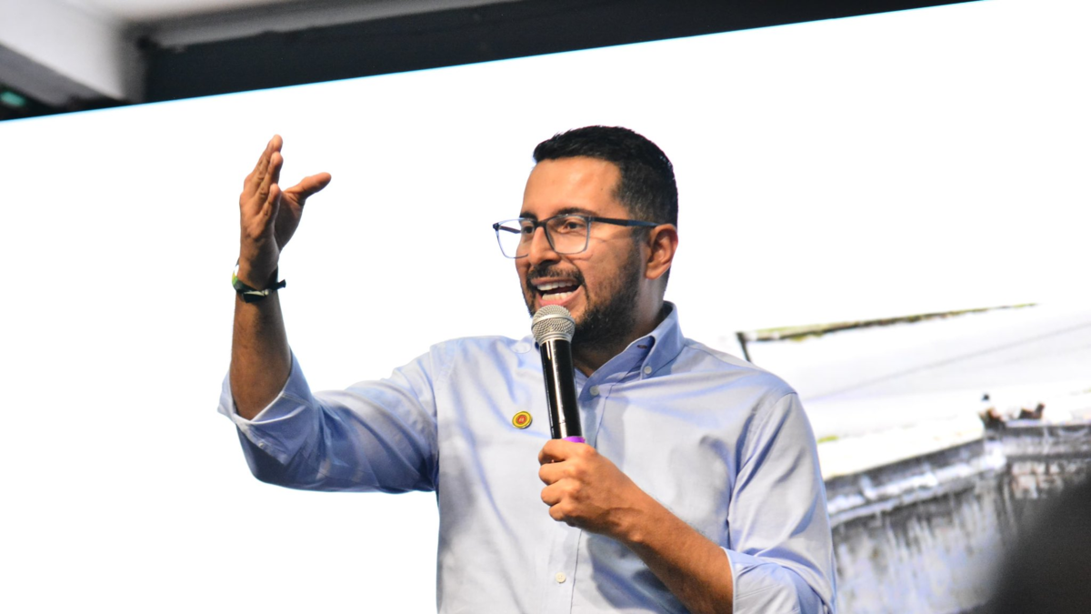 gobernará como alcalde por dos años más

 – Desde dentro