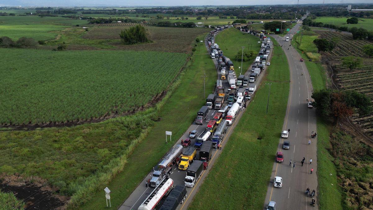Así quedaron registrados algunos de los dramáticos momentos del accidente ocurrido en la Carretera Panamericana en el Cauca.

 – Desde dentro