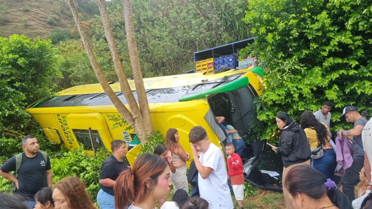 18 personas heridas tras accidente de autobús de transporte público en la comuna de Olaya en Antioquia:

 – Desde dentro
