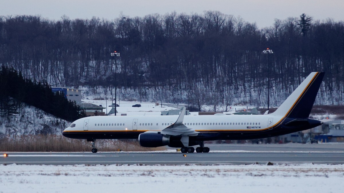 El avión que transportaba a Nicolás Maduro y su esposa Cilia Flores aterriza en Nueva York, EE.UU.

 – Desde dentro