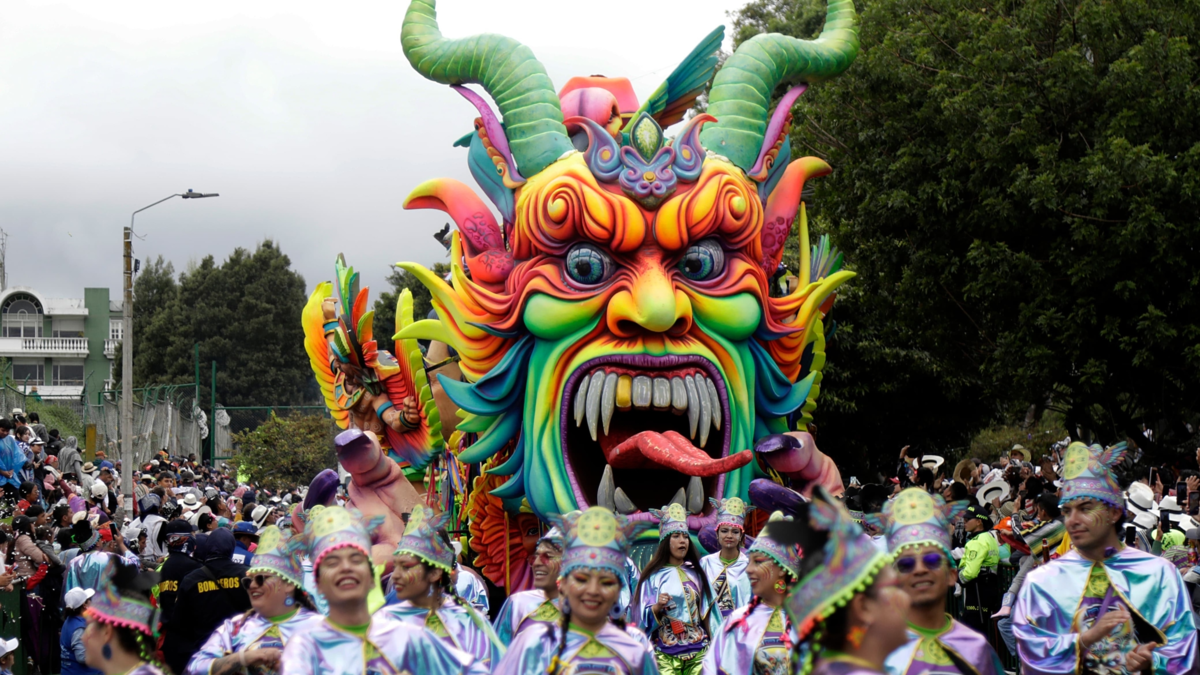 Productor de «Los Simpson» y cantante de la banda de rock Maldita Vecindad entre los personajes que se divirtieron durante el Carnaval de Blancos y Negros

 – Desde dentro