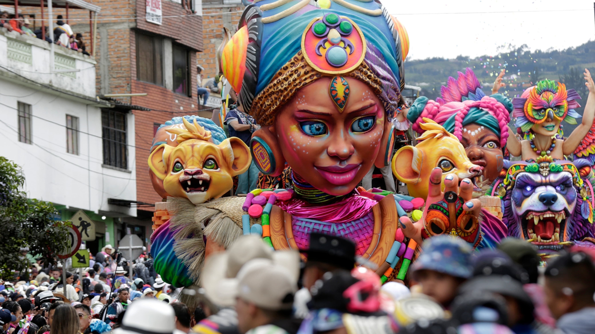 107 motivos desfilaron por sus calles

 – Desde dentro