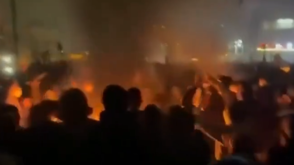 Cuerpos «apilados» reportados en Teherán

 – Desde dentro