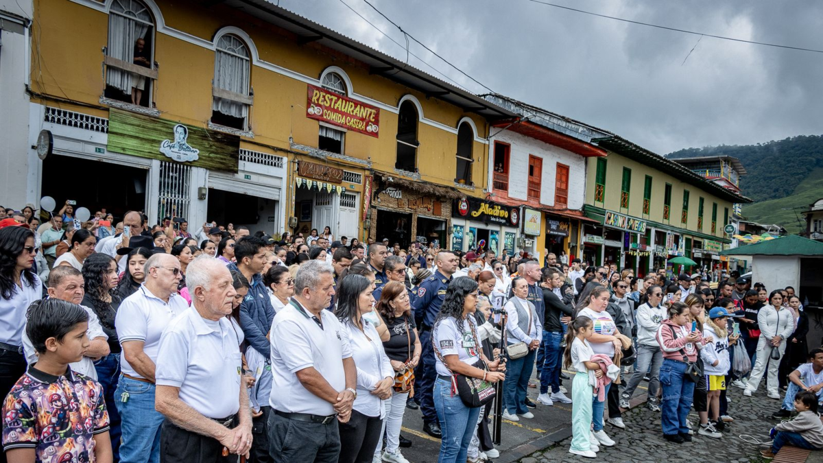 Así se despiden de Yeison Jiménez en Manzanares, su ciudad natal

 – Desde dentro