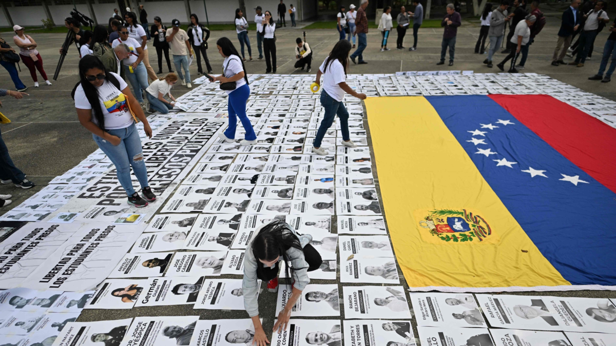 «Éramos más pequeños que perros»

 – Desde dentro