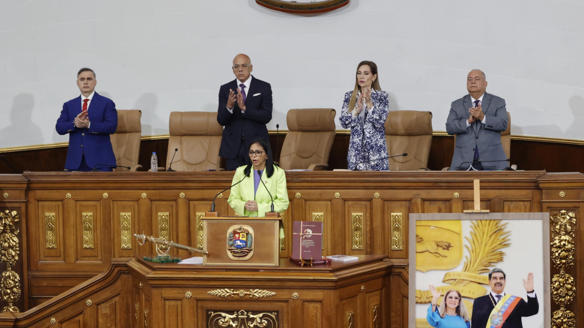 El proyecto de ley de hidrocarburos pretende reducir las nacionalizaciones y abrir las empresas privadas, según un borrador del documento

 – Desde dentro