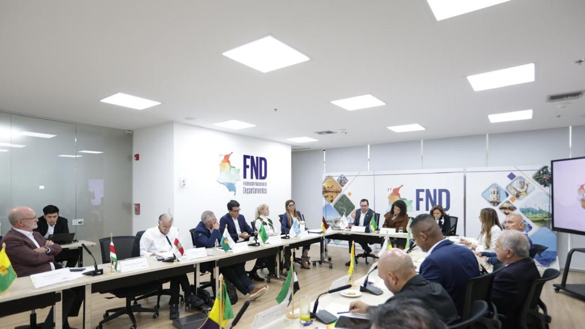 Gobernador del Valle del Cauca rechaza impuesto del 19% a cigarrillos y alcohol

 – Desde dentro