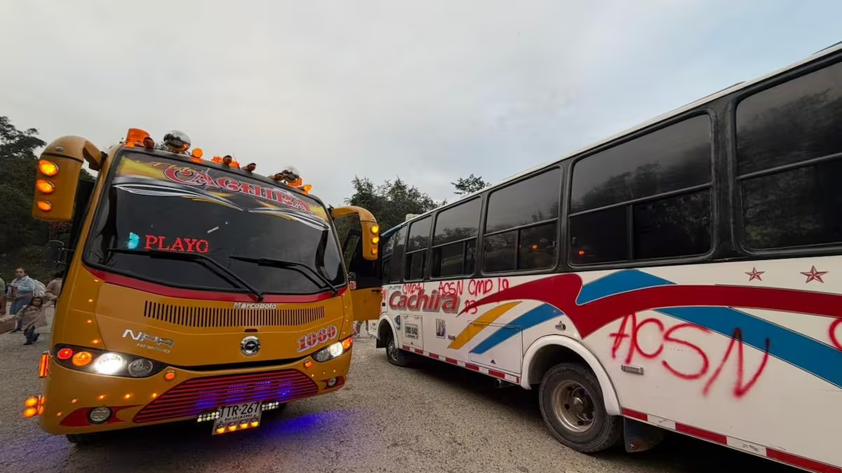 Luego de que conductores de buses intermunicipales fueran intimidados por grupos armados, se suspendieron conexiones en la ruta Bucaramanga-Cáchira

 – Desde dentro