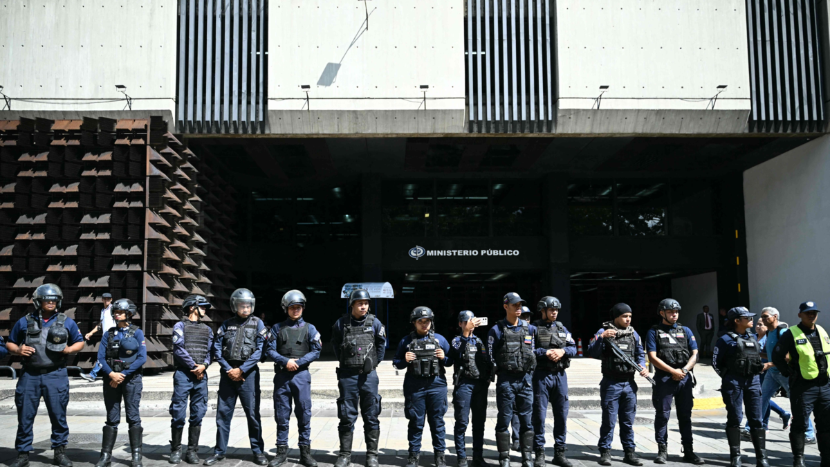 Liberación de presos y desarme de milicias, entre las 10 medidas urgentes que organizaciones civiles exigen para la transición en Venezuela

 – Desde dentro