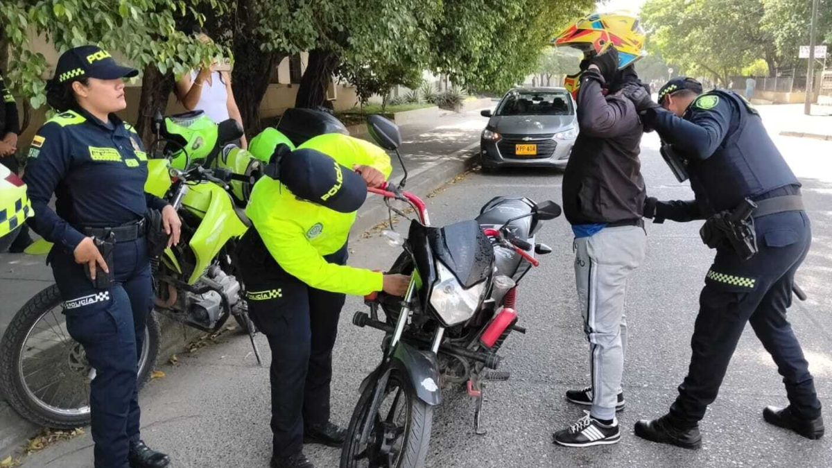 Una banda criminal amenaza con lanzar granadas de fragmentación a comerciantes de Fromlejo

 – Desde dentro