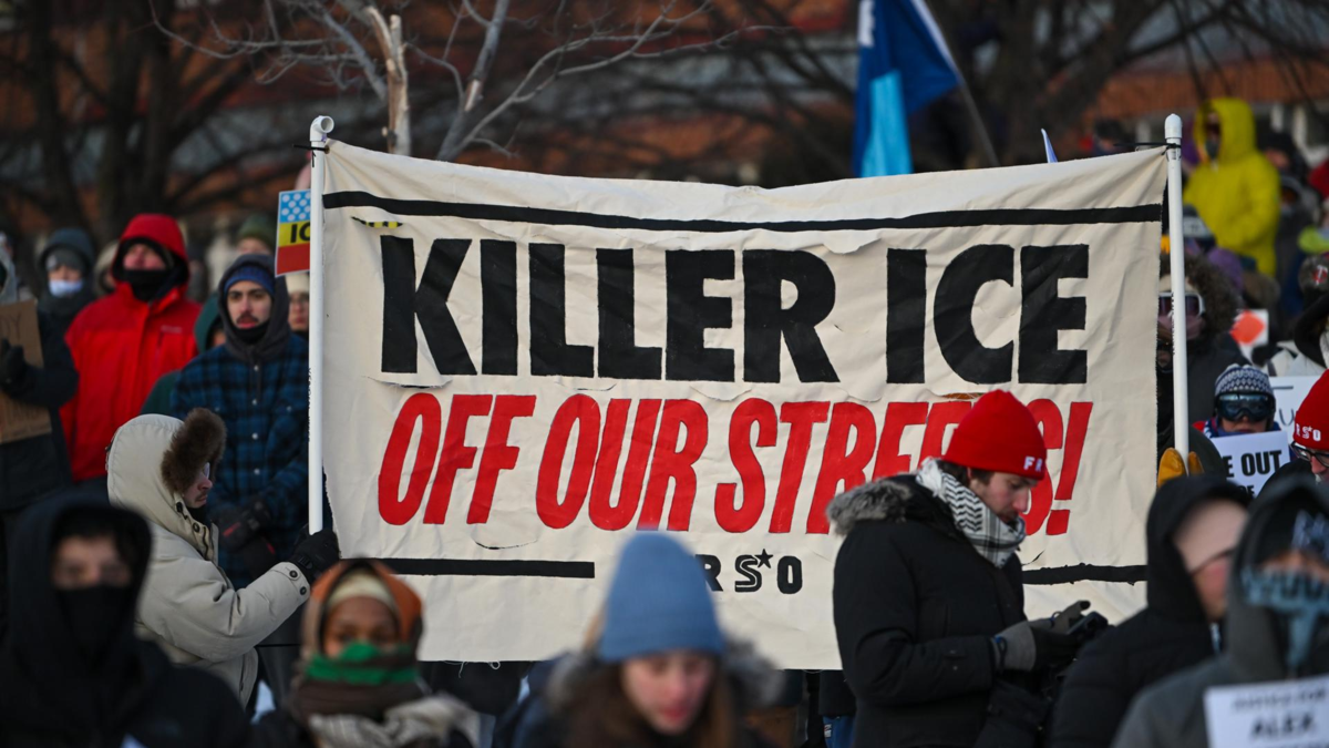 Residentes de Minneapolis desafían temperaturas extremas para honrar a la enfermera asesinada por ICE durante redadas de inmigración

 – Desde dentro
