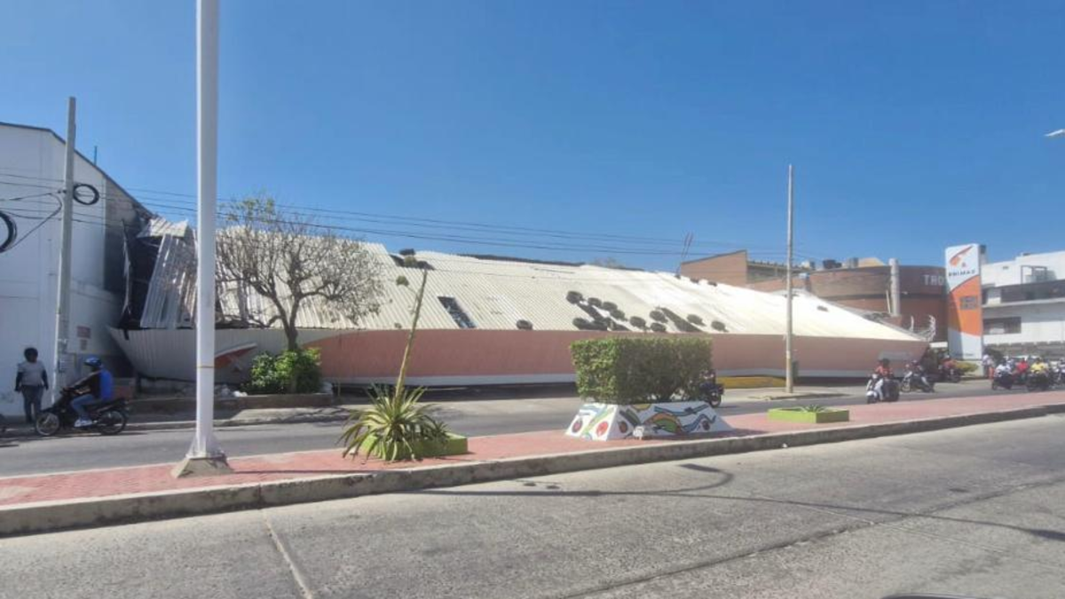 El viento arrancó el techo de una gasolinera en el centro de la ciudad

 – Desde dentro